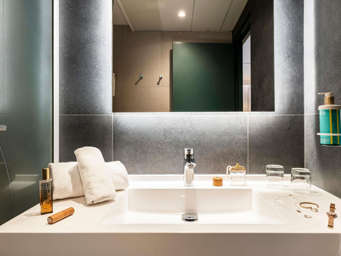 Bathroom 5, Novotel Atria Nîmes Centre, Gard