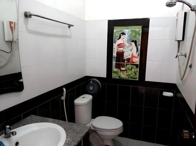 Bathroom 3, Khamsaner Hotel, Vientiane