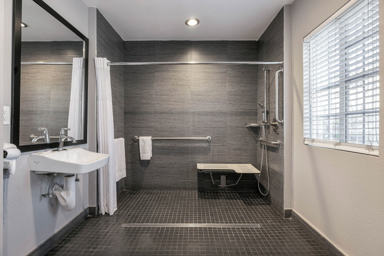 Bathroom 3, Studio 6 Rosemead, CA – Pasadena, Los Angeles