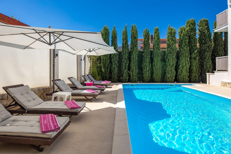 Pool 5, House Rose With Private Pool And Garden, Krk