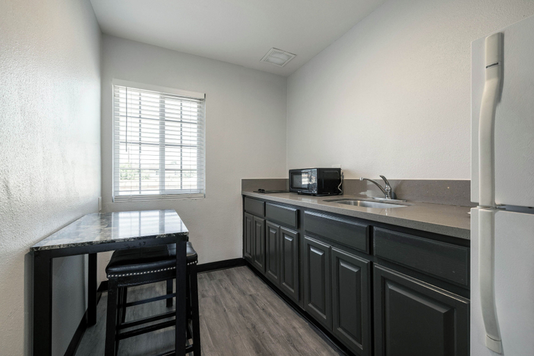 Others 5, Studio 6 Rosemead, CA – Pasadena, Los Angeles