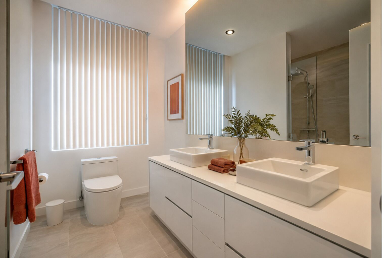 Bathroom, Bellavique Hotel & Suites, Toronto