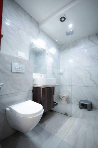 Bathroom 3, The Crown Hotel, Agra