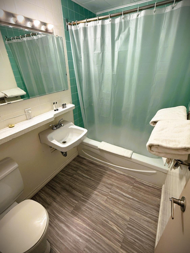 Bathroom 2, Inn Of Victoria County, Victoria