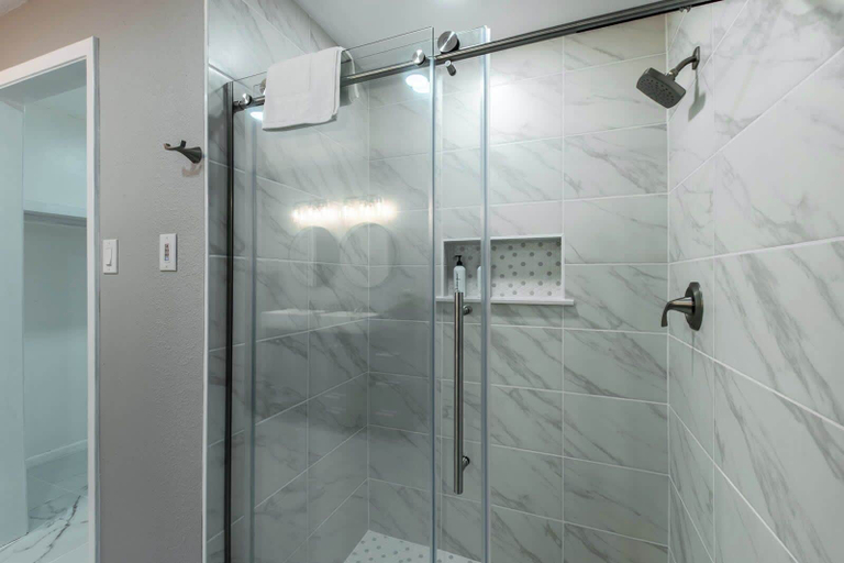 Bathroom 2, Sleep 29 - Oceanfront Retreat 2 Homes for 29-guests!, Nueces