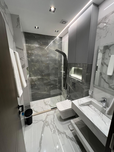Bathroom 5, Hodoon Apartments, Salt