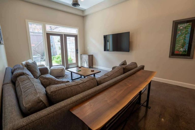 Interior 2, Downtown Urban Retreat 6 Beds Perfect for Groups, Roanoke City
