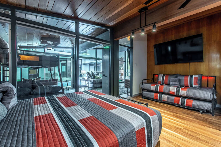 Room 4, Luxury on Ocean Drive - Sleeps 28, Nueces