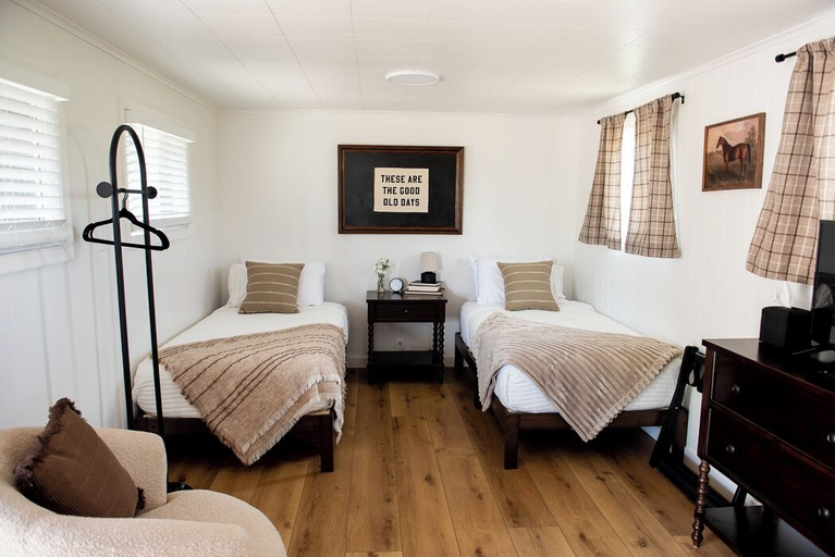 Bedroom 3, Motel Miles, Custer