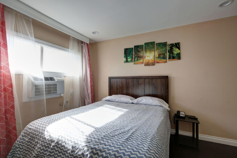 Bedroom 4, Tradewinds Hotel LAX Airport, Los Angeles