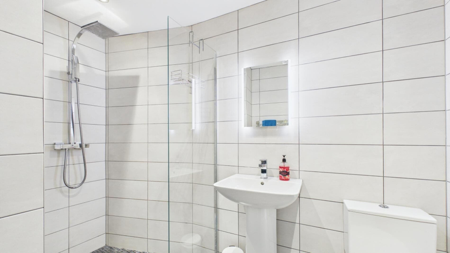 Bathroom 4, Sea Legs, Pembrokeshire