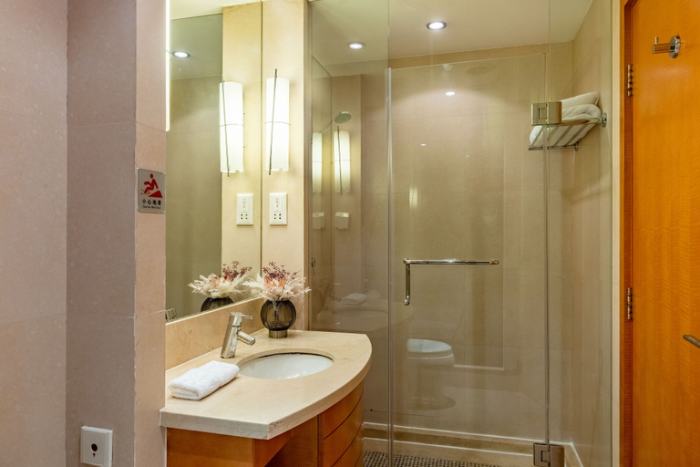 Bathroom 4, Jin Jiang Tian Cheng Hotel, Shanghai