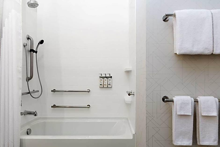 Bathroom 2, La Quinta by Wyndham Memphis Primacy Parkway, Shelby