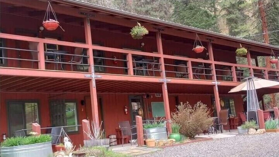 Exterior & Views 2, Reflections Inn, Idaho
