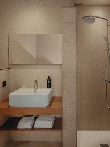 Bathroom 3, Hôtel Les Brises, Charente-Maritime