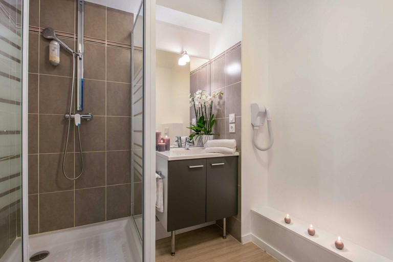 Bathroom 3, Appart'City Confort Vannes, Morbihan