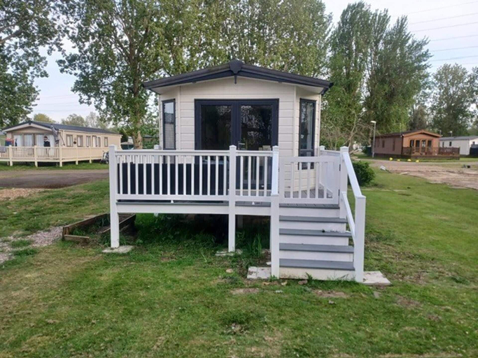 Exterior 3, Static Caravan 2 Bed Sleeps 6 Overlooking Water, Northamptonshire