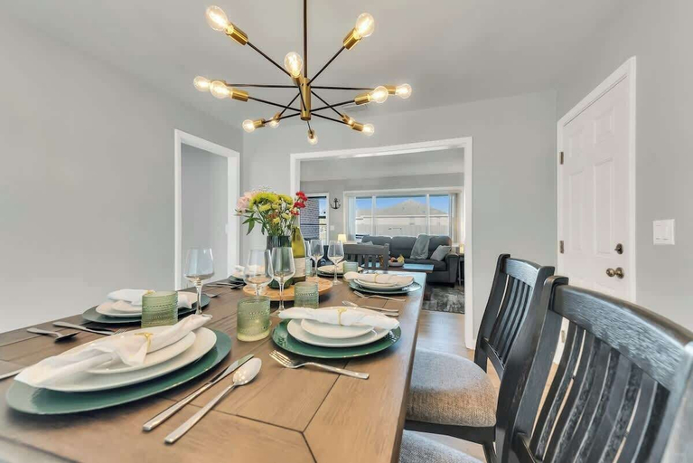 Interior 3, 3 Blocks to Bay + Boat Parking + Renovated + 3 Bd, Bay