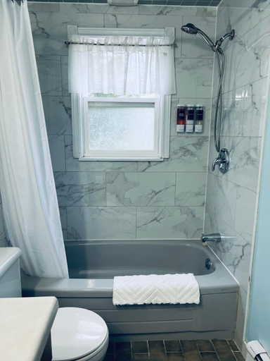 Bathroom 3, Lee's Ocean Peek B & B, Queens
