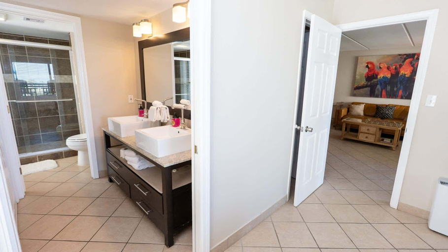 Bathroom 3, Direct Beachfront 3br 3 Pools & 3 Jacuzzis 3 Bedroom Apts, Cameron