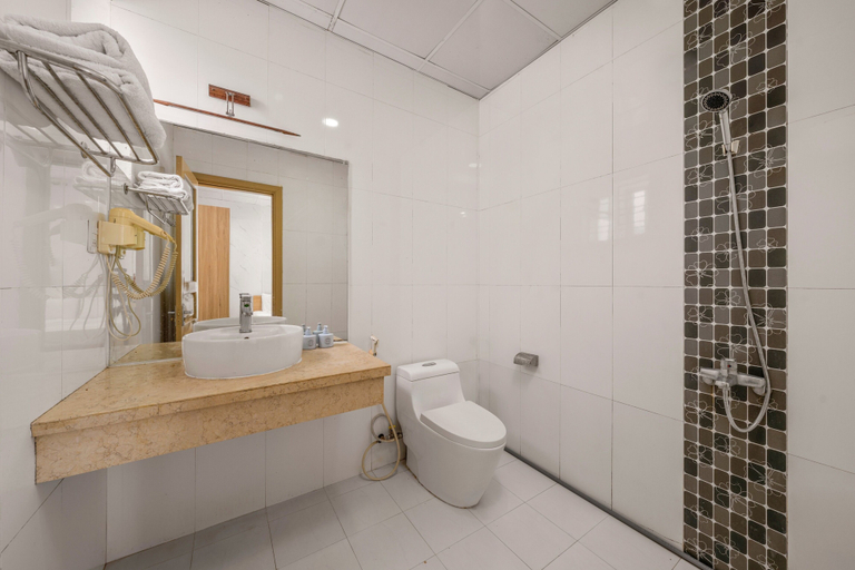 Bathroom 2, SeaFa Hotel & Apartment, Da Nang