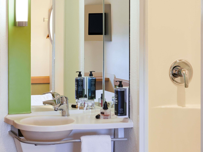 Bathroom 3, ibis budget Bordeaux Sud Villenave-d'Ornon, Gironde