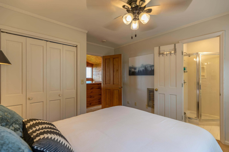 Interior 2, Apex Executive Apartments - Summit Heights NC, Watauga