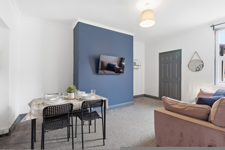 Room 4, Stylish 3BR Gateshead Home Free Parking Sleeps 6, Gateshead