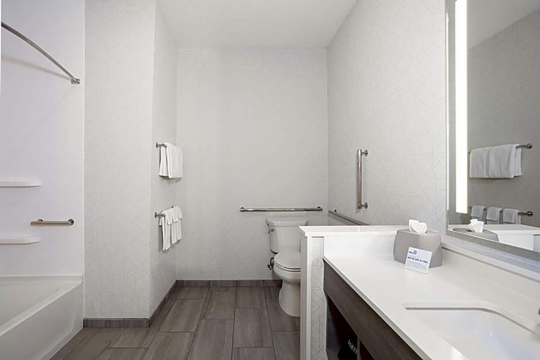 Bathroom 5, La Quinta by Wyndham Memphis Primacy Parkway, Shelby