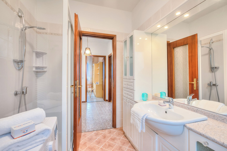 Bathroom 3, Zio Enry Terrace Apartment in Orta Lake - Happy Rentals, Novara