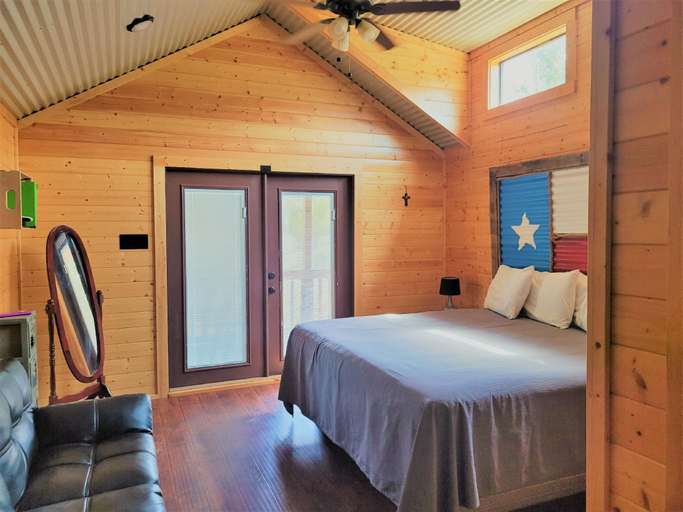 Bedroom 2, Al's Hideaway Cabin and RV Space, LLC, Bandera