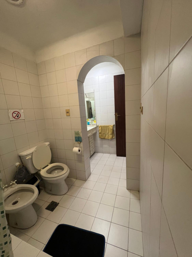 Bathroom 2, Hostel de Los Artistas, Capital