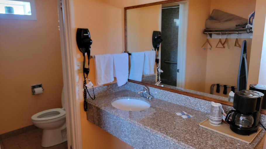 Bathroom, Copa Budget Inn, Barber