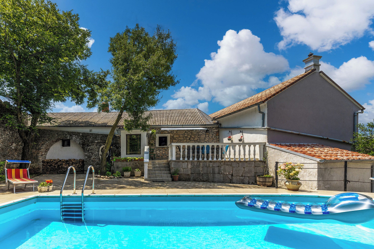 Pool 5, Meja Stone House With Pool, Bakar