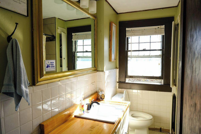 Bathroom 5, Bon Paul & Sharky's Youth Hostel, Buncombe