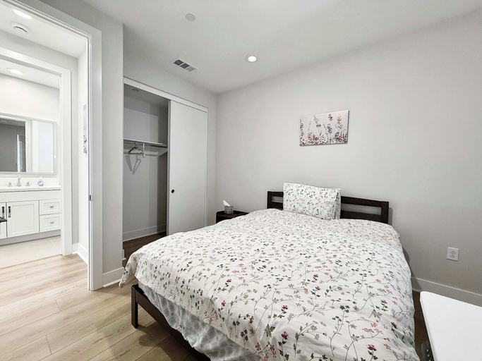 Interior 4, @ Marbella Lane Spacious 4BR Modern Family Home!, Orange