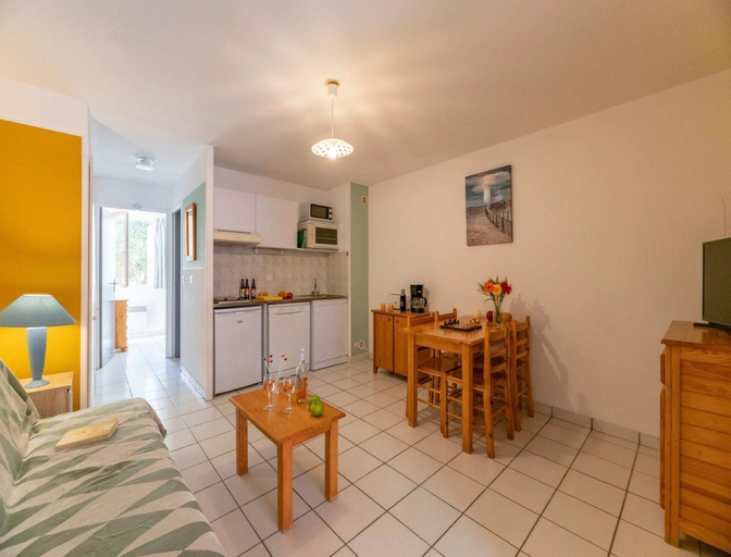 Dining 2, 3 BED Apartment With Garden, Gironde