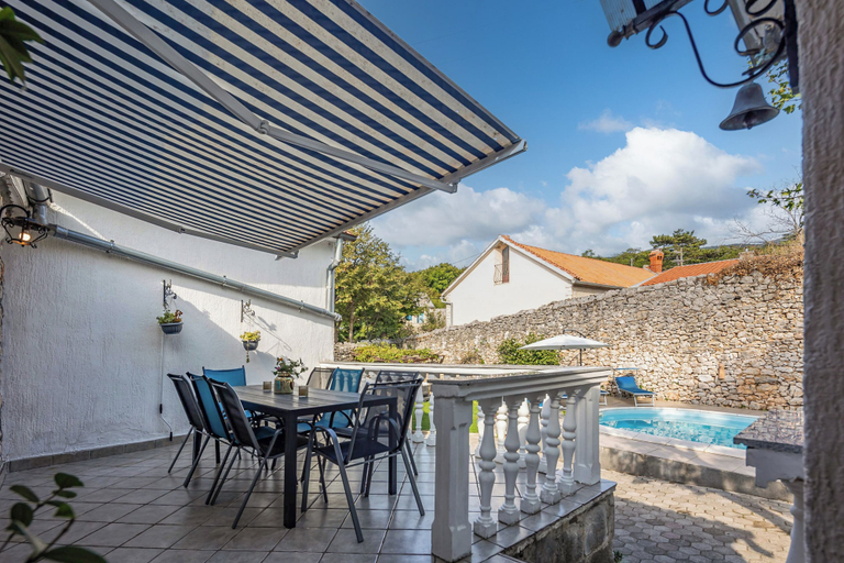 Outdoor dining 4, Meja Stone House With Pool, Bakar