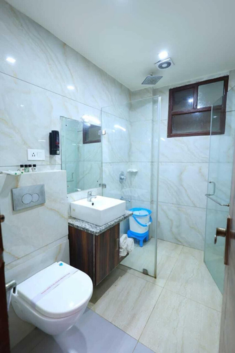 Bathroom 2, The Crown Hotel, Agra