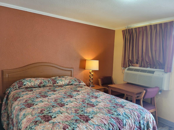 Room 5, Relax Inn Daingerfield Near Mount Pleasant TX, Morris