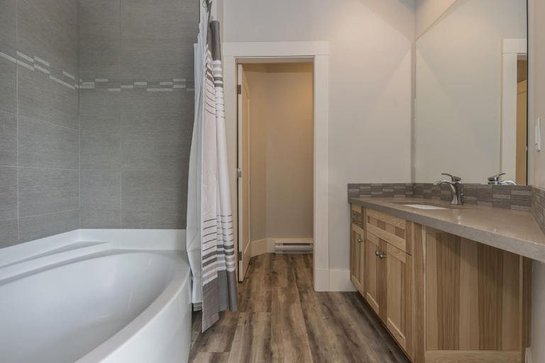 Bathroom 3, The Lodge on Harrison Lake, Fraser Valley
