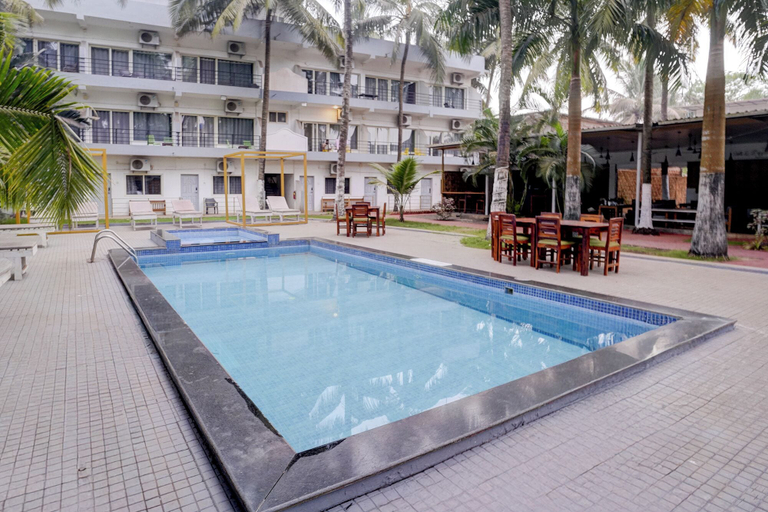 Swim-up bar 5, Fabhotel Bay Breeze, North Goa