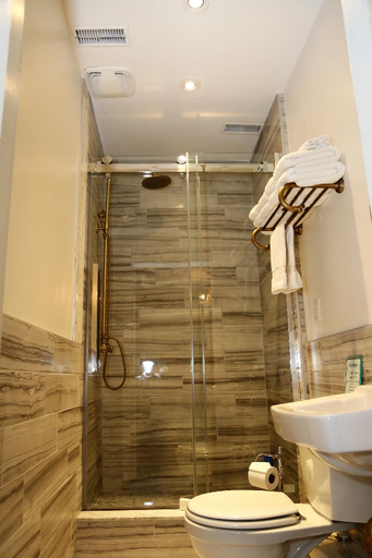 Bathroom, The Bloomfield Inn, Prince Edward