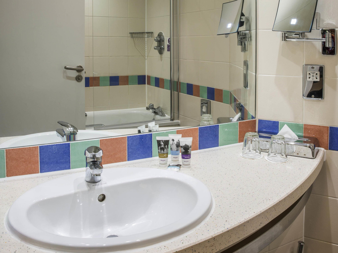 Bathroom 4, Mercure London Heathrow Hotel, London