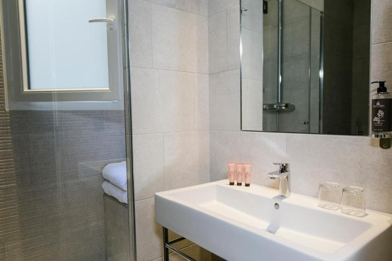 Bathroom 4, Neuville Arc de Triomphe, Paris