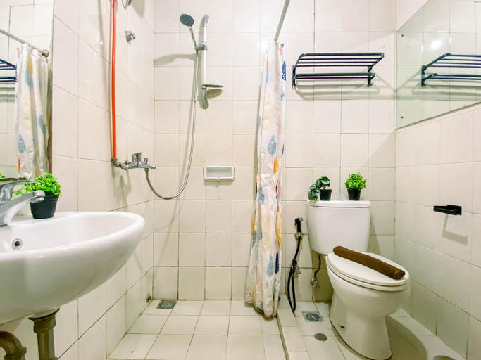Bathroom 2, Strategic and Cozy 1BR at Apartment Thamrin Residence By Travelio, Jakarta Pusat