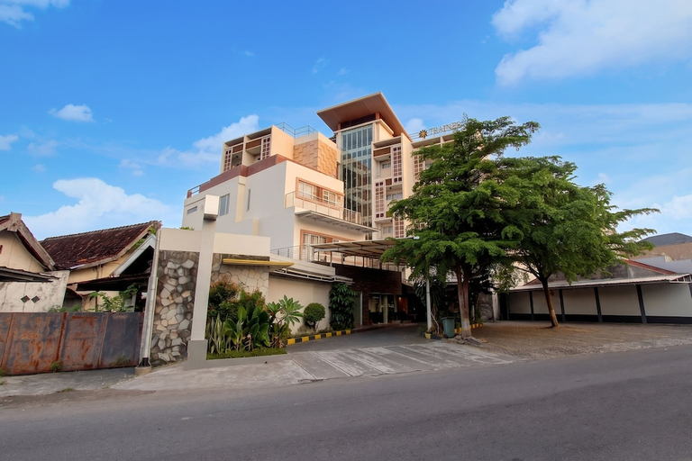 Exterior & Views