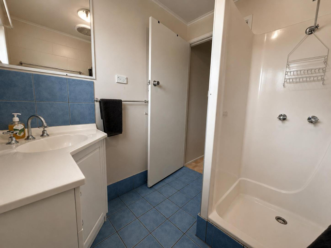 Bathroom 3, Pippies Backpacker Units, Cooloola (excl. Gympie)
