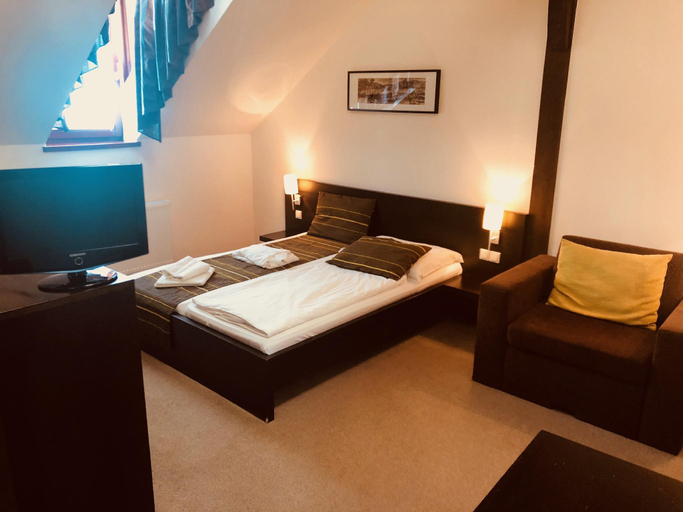 Bedroom, Bazilika alatt, Esztergom