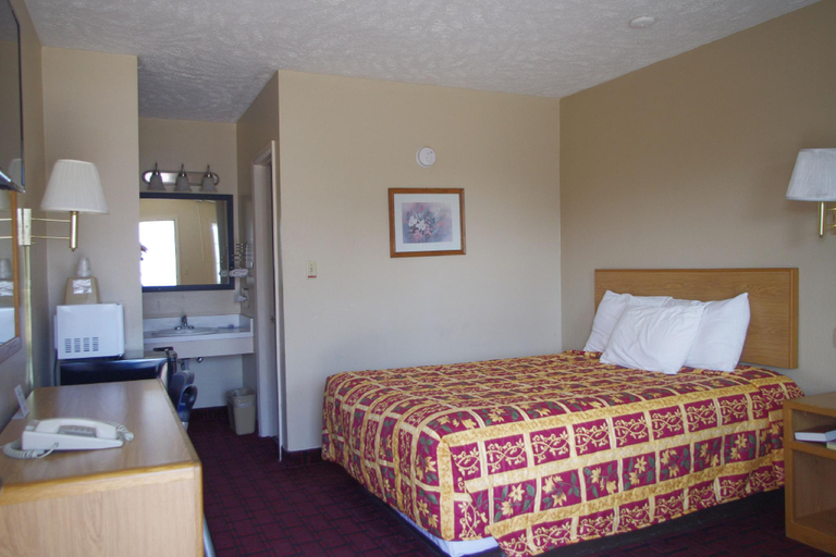 Bedroom 2, Economy Inn McCook, Red Willow